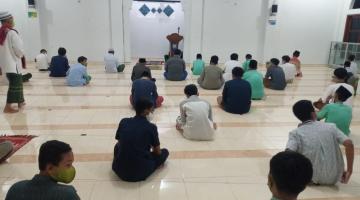 Suasana di Masjid Putra SMP MTA